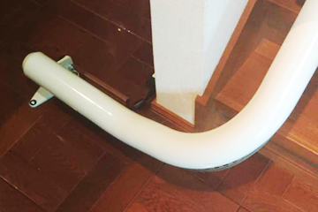 イスから立ち上がりを考え、手すり等の補助具が必要か考える