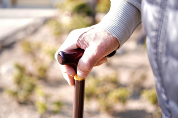 イスから立ち上がりを考え、手すり等の補助具が必要か考える